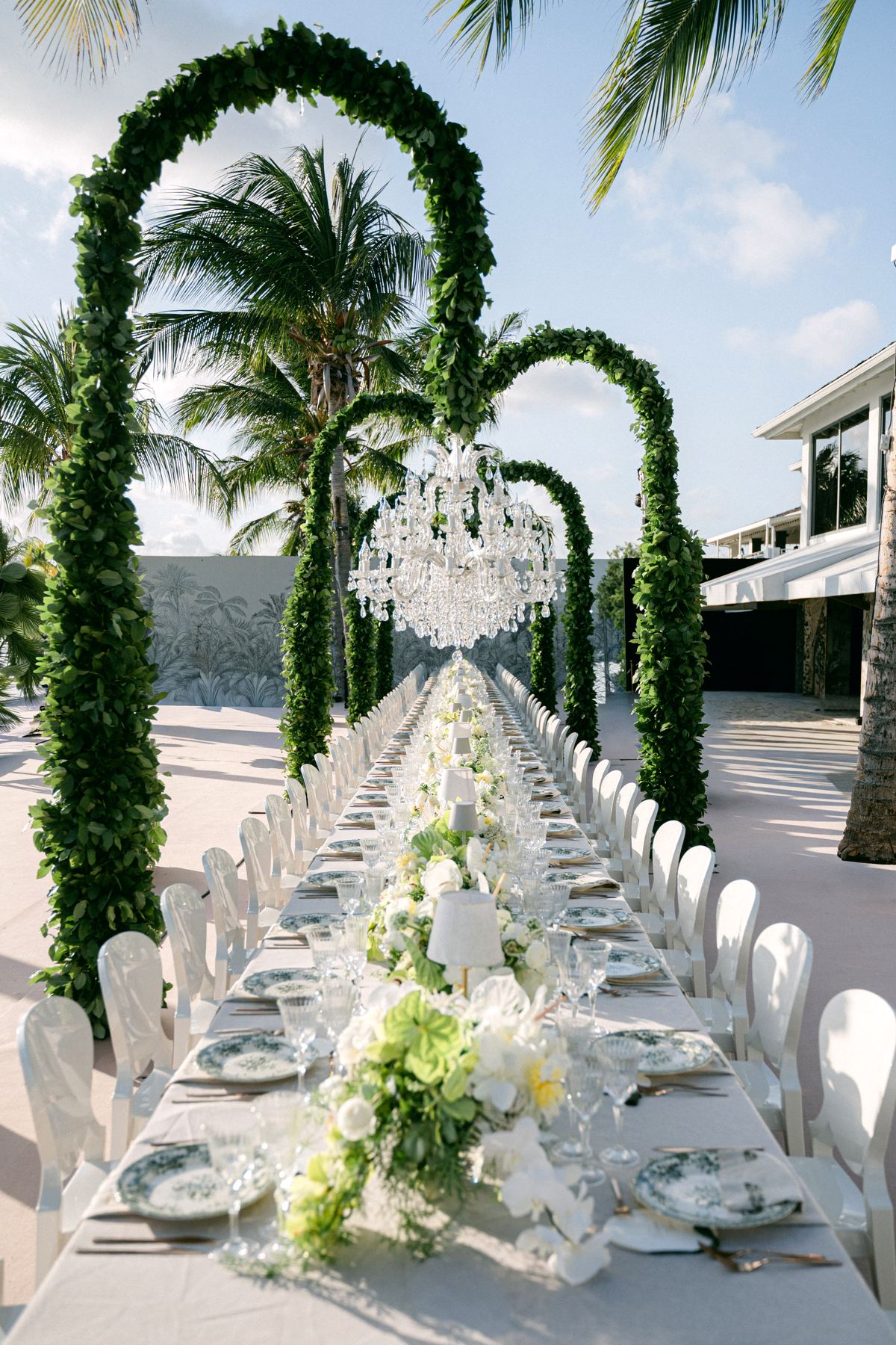 Lange Hochzeitstafel Dinner Gruene Boegen Kronleuchter Curacao