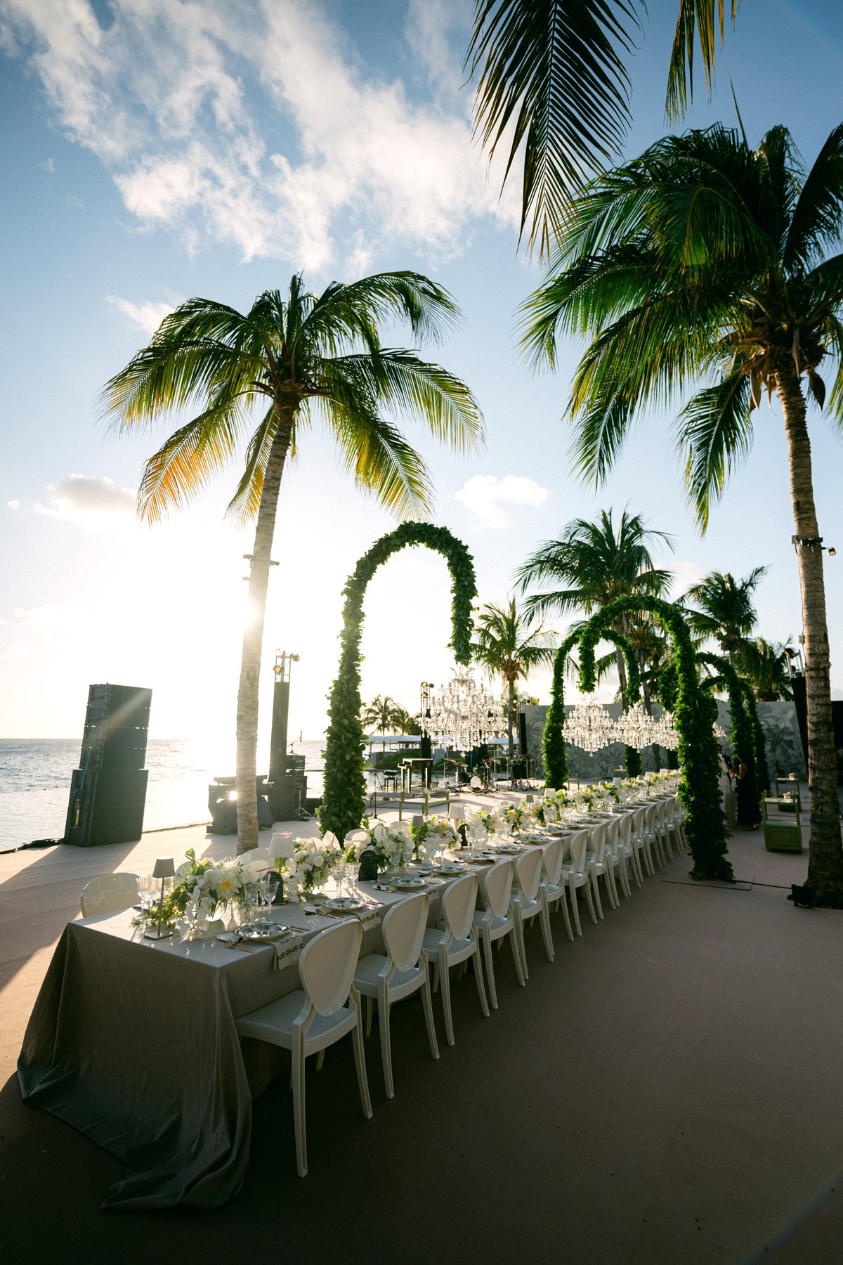 Strandhochzeit Dinner Goldene Stunde Kronleuchter Curacao
